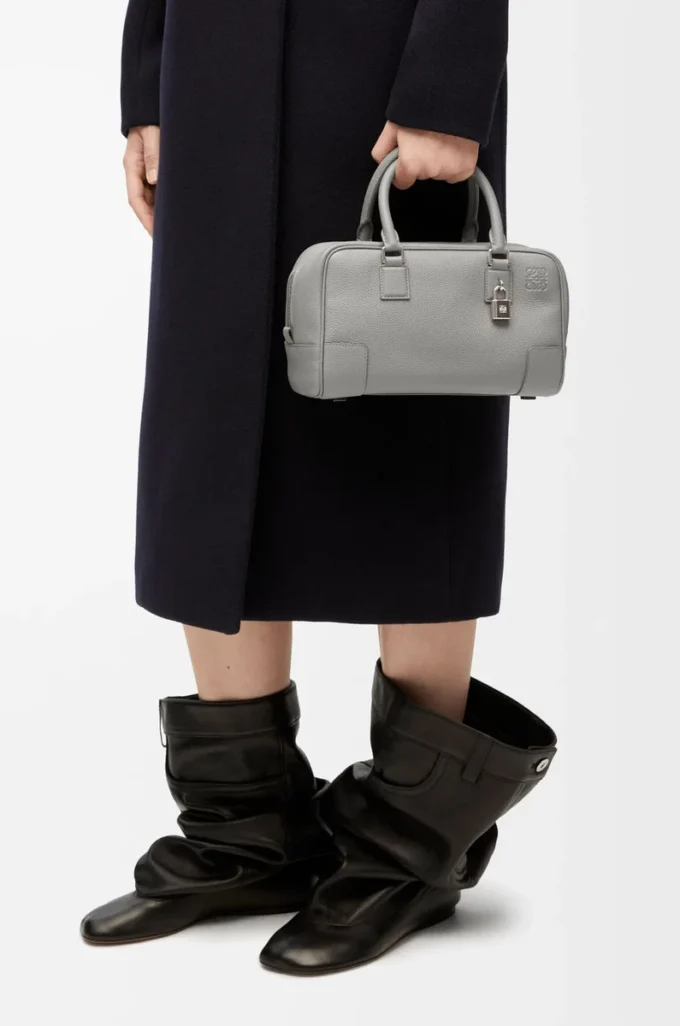 Amazona 23-väska i mjukt kornat kalvskinn Pärlgrå Amazona 23-väska i mjukt kornat kalvskinn Pärlgrå