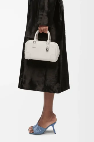 Amazona 23-väska i mjukt kornat kalvskinn Soft White