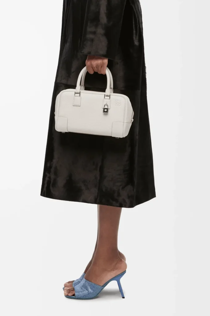 Amazona 23-väska i mjukt kornat kalvskinn Soft White Amazona 23-väska i mjukt kornat kalvskinn Soft White