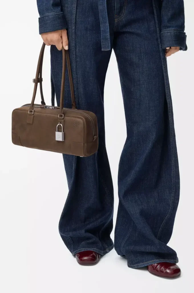 Amazona 31 kortare väska i kornigt nubuck Tundra Amazona 31 kortare väska i kornigt nubuck Tundra