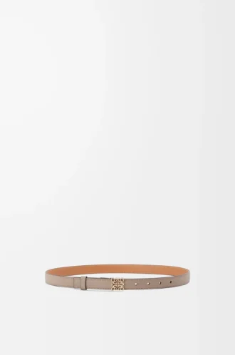 Anagram-bälte i kalvskinn med pebble-struktur, sand/guld