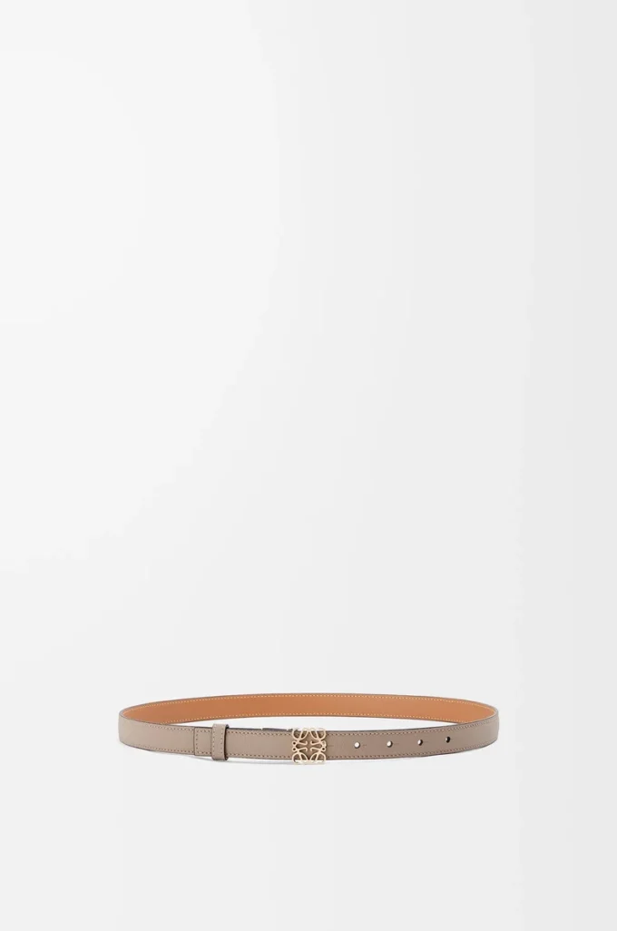 Anagram-bälte i kalvskinn med pebble-struktur, sand/guld Anagram-bälte i kalvskinn med pebble-struktur, sand/guld
