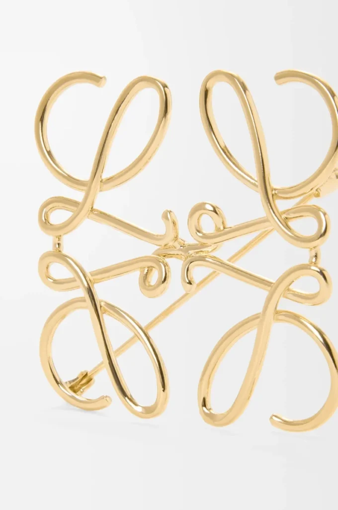 Anagram-brosch i metall Guld Anagram-brosch i metall Guld