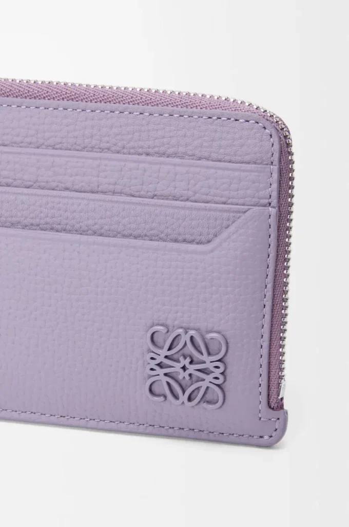 Anagram fyrkantig myntkortshållare i kalvskinn med småstenstruktur Dirty Mauve