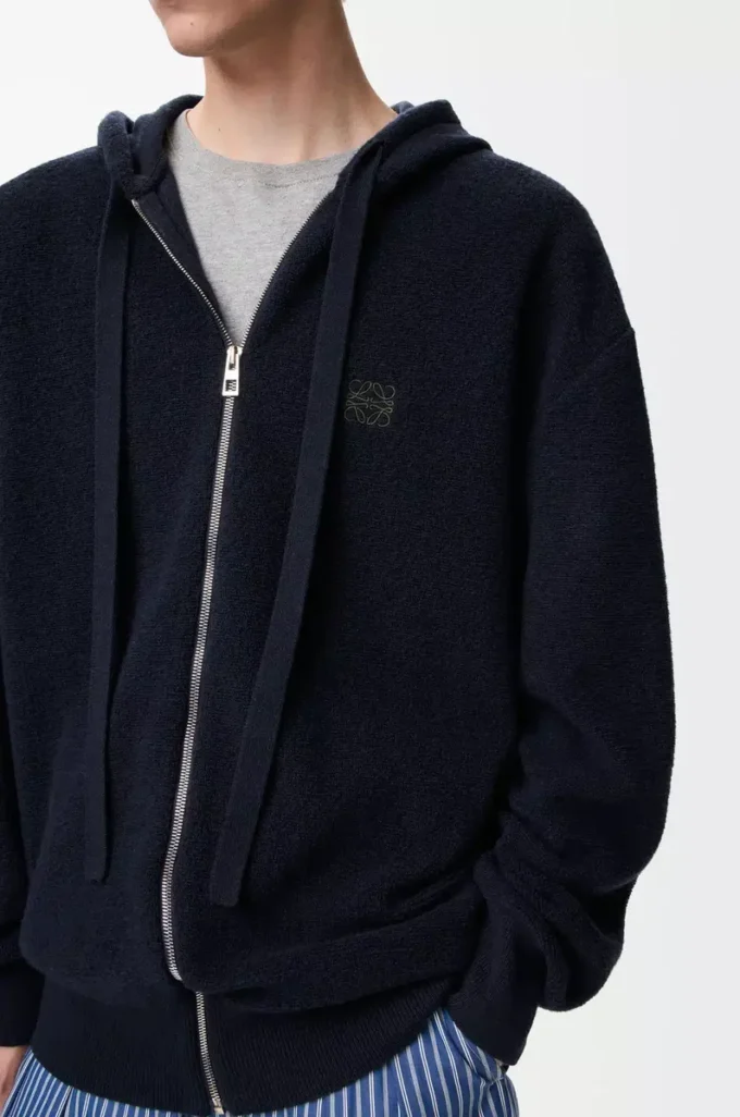 Anagram-hoodie med dragkedja i ull Marinblå Anagram-hoodie med dragkedja i ull Marinblå