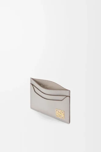 Anagram kortficka i kalvskinn med kornig struktur Light Ghost Grey