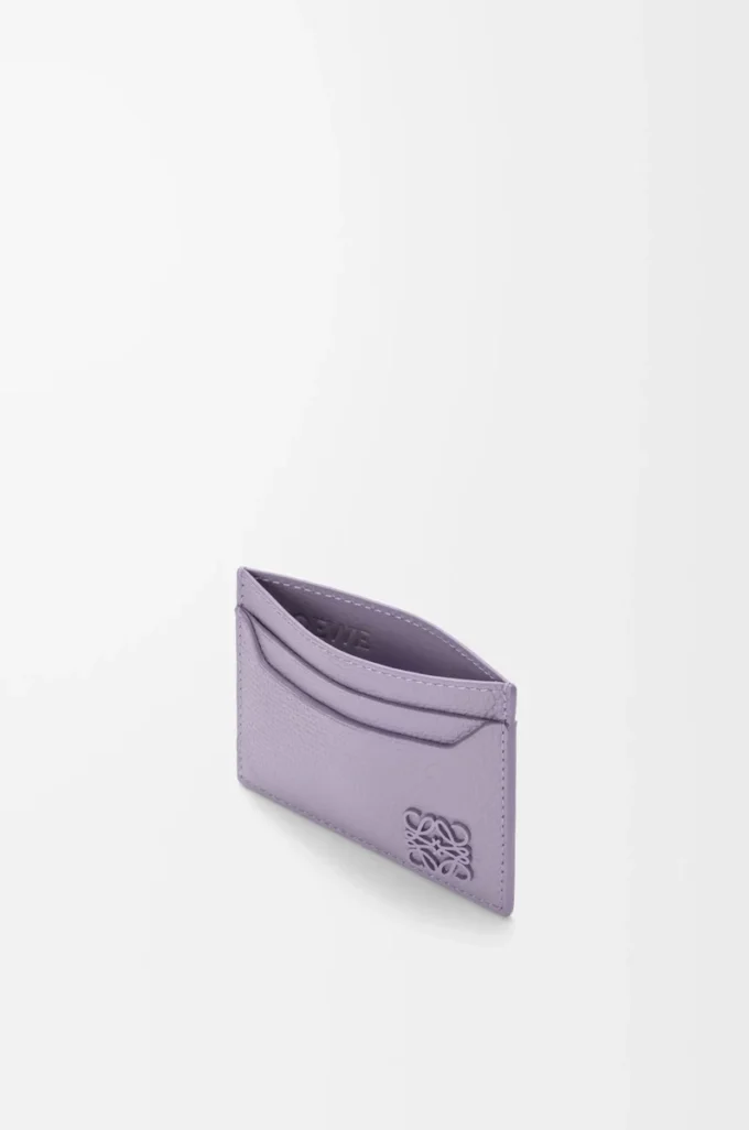 Anagram kortfodral i kalvskinn med kornig struktur Dirty Mauve Anagram kortfodral i kalvskinn med kornig struktur Dirty Mauve