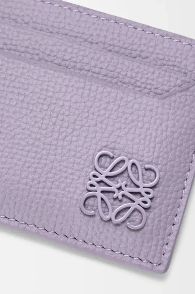 Anagram kortfodral i kalvskinn med kornig struktur Dirty Mauve Anagram kortfodral i kalvskinn med kornig struktur Dirty Mauve