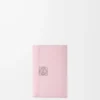 Anagram liten vertikal plånbok i kalvskinn med kornig struktur Blossom