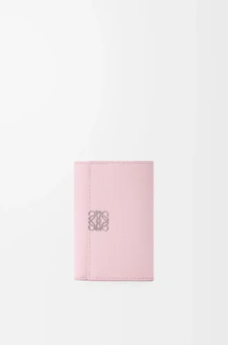 Anagram liten vertikal plånbok i kalvskinn med kornig struktur Blossom