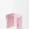Anagram liten vertikal plånbok i kalvskinn med kornig struktur Blossom