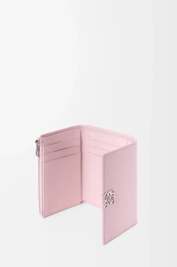 Anagram liten vertikal plånbok i kalvskinn med kornig struktur Blossom