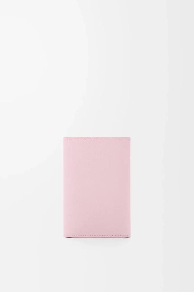 Anagram liten vertikal plånbok i kalvskinn med kornig struktur Blossom