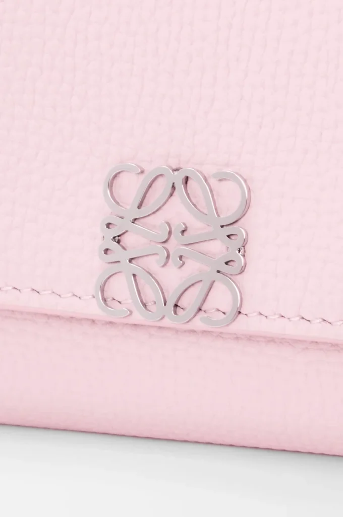 Anagram liten vertikal plånbok i kalvskinn med kornig struktur Blossom