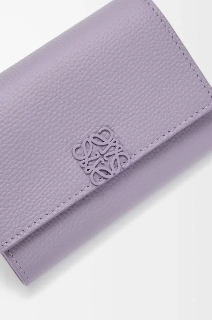 Anagram liten vertikal plånbok i kalvskinn med kornig struktur, Dirty Mauve