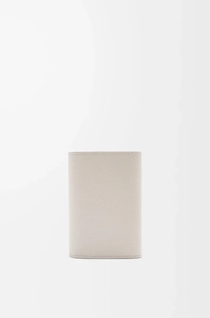 Anagram liten vertikal plånbok i kalvskinn med kornig struktur Light Ghost