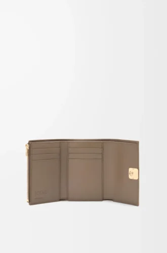Anagram liten vertikal plånbok i kalvskinn med kornig struktur Taupe