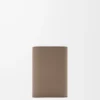 Anagram liten vertikal plånbok i kalvskinn med kornig struktur Taupe