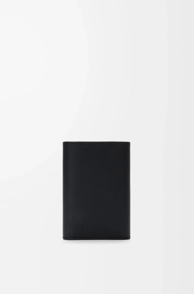 Anagram liten vertikal plånbok i kornigt kalvskinn Black/Gold