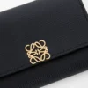 Anagram liten vertikal plånbok i kornigt kalvskinn Black/Gold