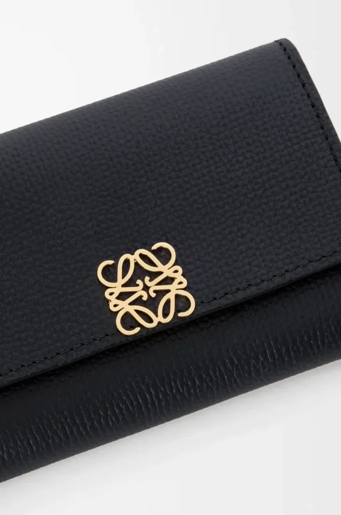 Anagram liten vertikal plånbok i kornigt kalvskinn Black/Gold