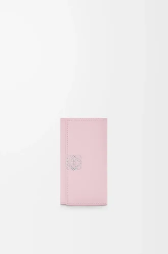 Anagram nyckelväska i kalvskinn med kornig struktur Blossom