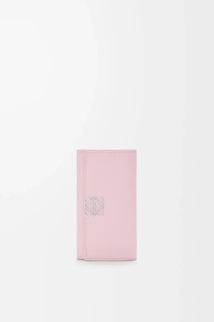 Anagram nyckelväska i kalvskinn med kornig struktur Blossom Anagram nyckelväska i kalvskinn med kornig struktur Blossom