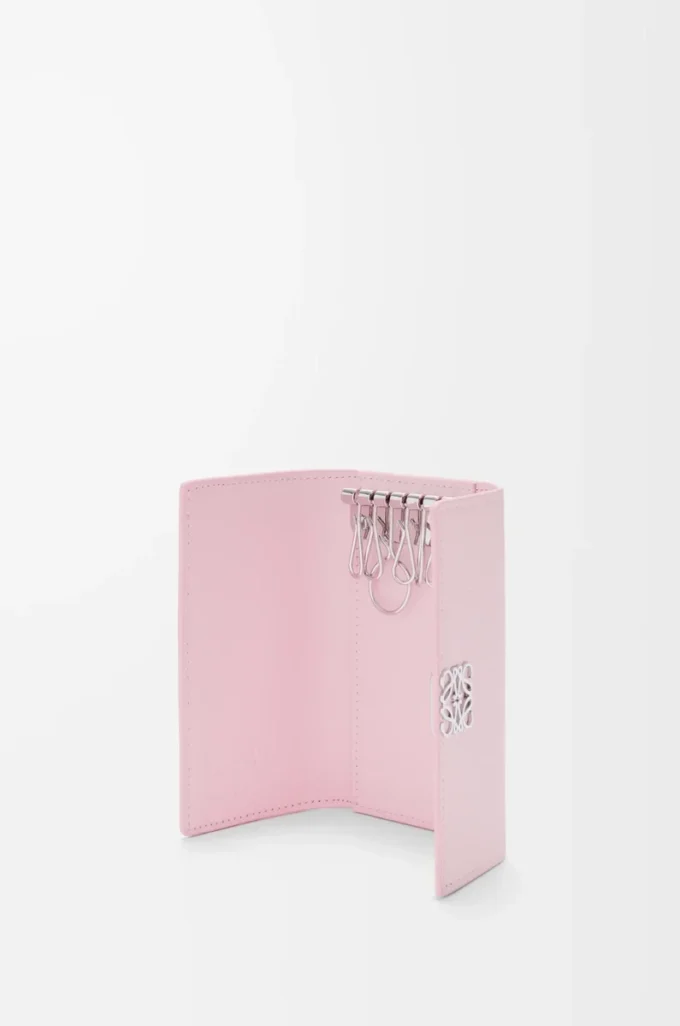 Anagram nyckelväska i kalvskinn med kornig struktur Blossom Anagram nyckelväska i kalvskinn med kornig struktur Blossom