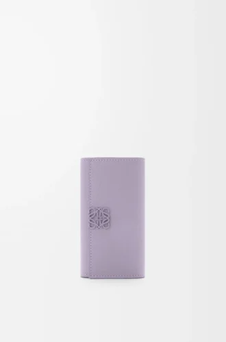 Anagram nyckelväska i kalvskinn med kornig struktur, Dirty Mauve