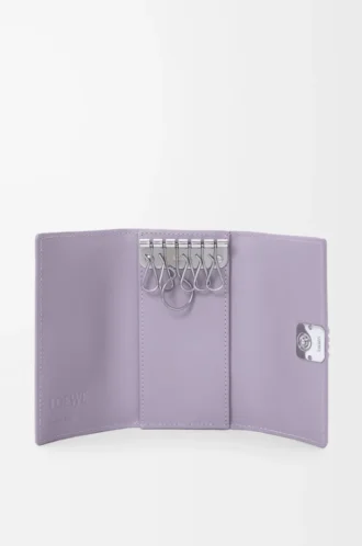Anagram nyckelväska i kalvskinn med kornig struktur, Dirty Mauve