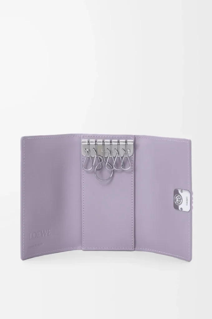 Anagram nyckelväska i kalvskinn med kornig struktur, Dirty Mauve Anagram nyckelväska i kalvskinn med kornig struktur, Dirty Mauve