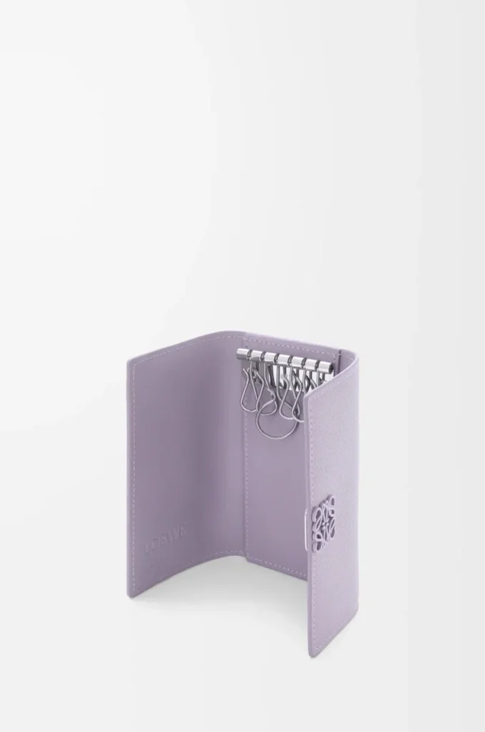 Anagram nyckelväska i kalvskinn med kornig struktur, Dirty Mauve Anagram nyckelväska i kalvskinn med kornig struktur, Dirty Mauve