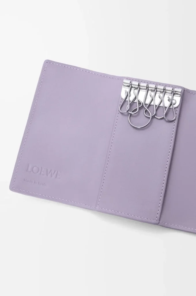 Anagram nyckelväska i kalvskinn med kornig struktur, Dirty Mauve Anagram nyckelväska i kalvskinn med kornig struktur, Dirty Mauve