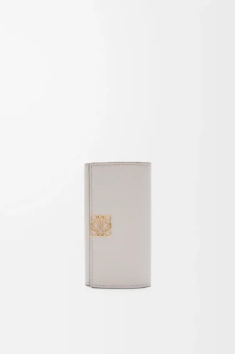 Anagram nyckelväska i kalvskinn med kornig struktur Light Ghost Grey