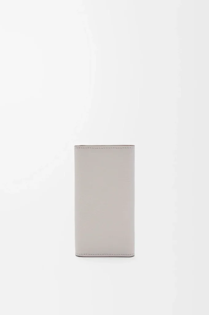 Anagram nyckelväska i kalvskinn med kornig struktur Light Ghost Grey Anagram nyckelväska i kalvskinn med kornig struktur Light Ghost Grey