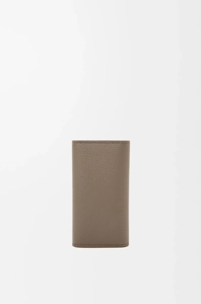 Anagram nyckelväska i kornigt kalvskinn Taupe Anagram nyckelväska i kornigt kalvskinn Taupe