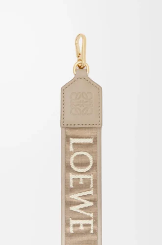 Anagram-rem i jacquard och kalvskinn Sand Anagram-rem i jacquard och kalvskinn Sand
