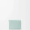 Anagram trefaldig plånbok i kalvskinn med kornig struktur Frozen