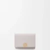 Anagram trefaldig plånbok i kalvskinn med kornig struktur Light Ghost Grey Anagram trefaldig plånbok i kalvskinn med kornig struktur Light Ghost Grey