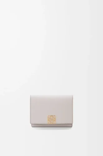 Anagram trefaldig plånbok i kalvskinn med kornig struktur Light Ghost Grey