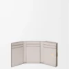 Anagram trefaldig plånbok i kalvskinn med kornig struktur Light Ghost Grey Anagram trefaldig plånbok i kalvskinn med kornig struktur Light Ghost Grey