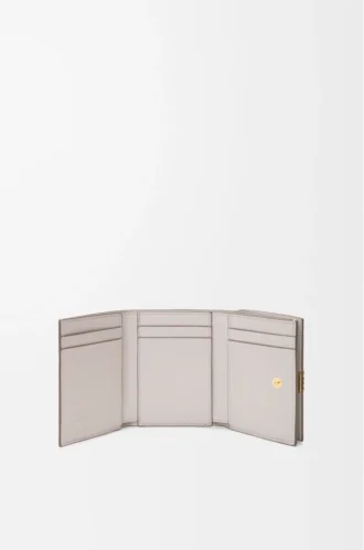 Anagram trefaldig plånbok i kalvskinn med kornig struktur Light Ghost Grey