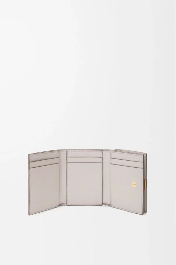 Anagram trefaldig plånbok i kalvskinn med kornig struktur Light Ghost Grey Anagram trefaldig plånbok i kalvskinn med kornig struktur Light Ghost Grey