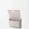 Anagram trefaldig plånbok i kalvskinn med kornig struktur Light Ghost Grey Anagram trefaldig plånbok i kalvskinn med kornig struktur Light Ghost Grey