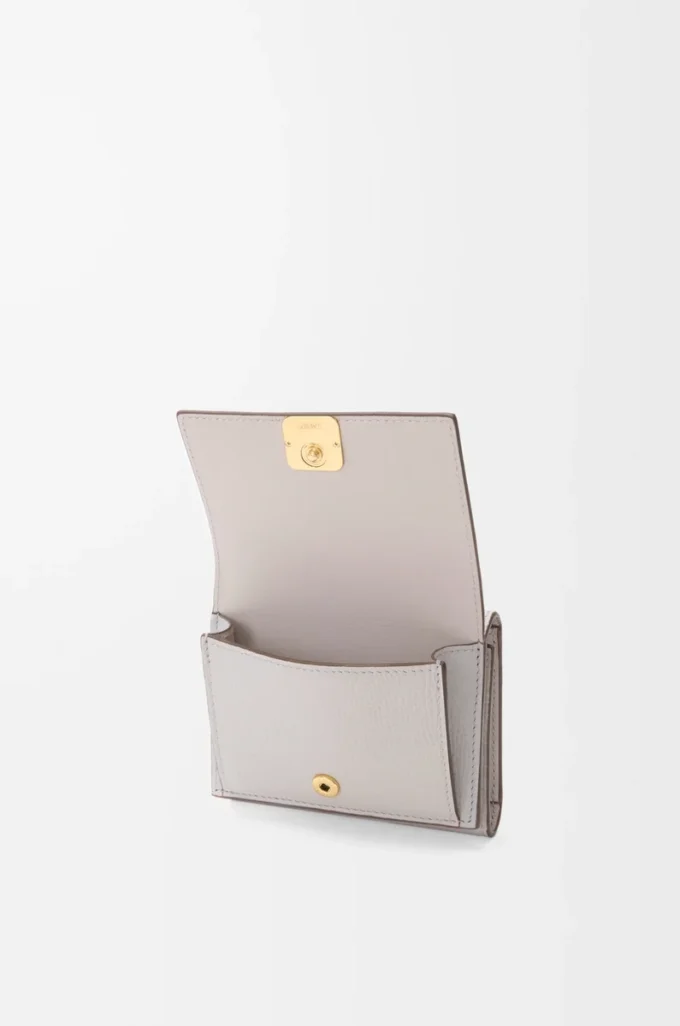 Anagram trefaldig plånbok i kalvskinn med kornig struktur Light Ghost Grey Anagram trefaldig plånbok i kalvskinn med kornig struktur Light Ghost Grey