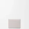 Anagram trefaldig plånbok i kalvskinn med kornig struktur Light Ghost Grey Anagram trefaldig plånbok i kalvskinn med kornig struktur Light Ghost Grey