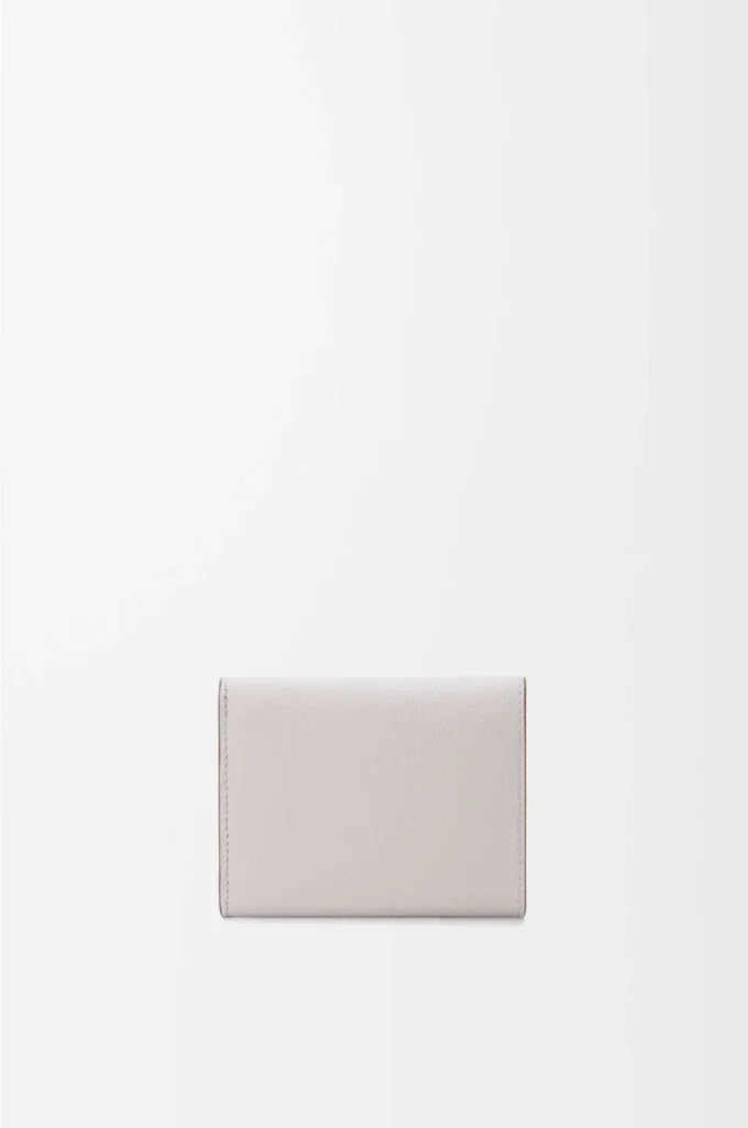 Anagram trefaldig plånbok i kalvskinn med kornig struktur Light Ghost Grey Anagram trefaldig plånbok i kalvskinn med kornig struktur Light Ghost Grey