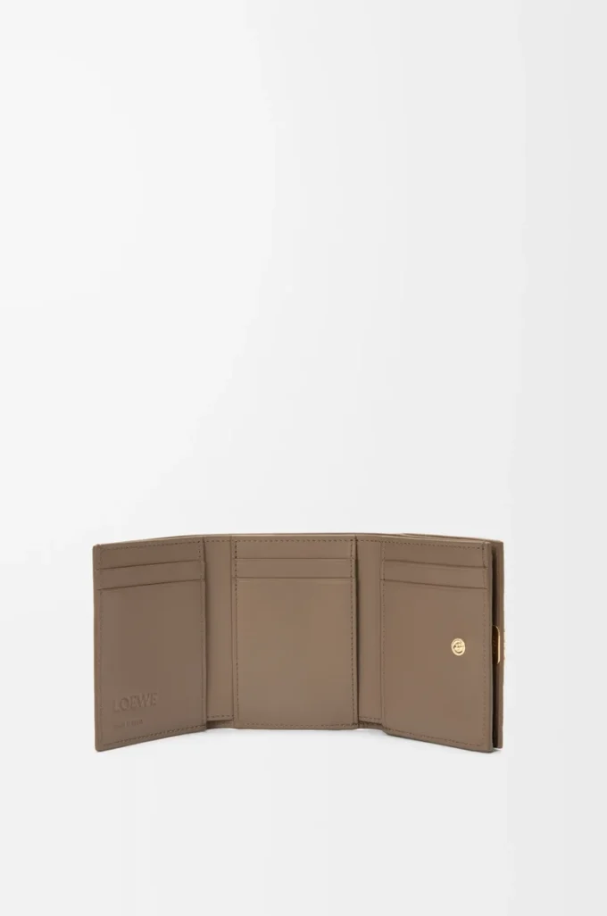 Anagram trefaldig plånbok i kalvskinn med kornig struktur Taupe Anagram trefaldig plånbok i kalvskinn med kornig struktur Taupe