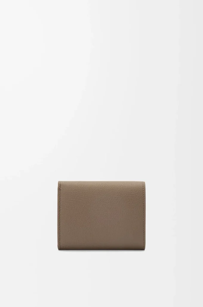 Anagram trefaldig plånbok i kalvskinn med kornig struktur Taupe Anagram trefaldig plånbok i kalvskinn med kornig struktur Taupe