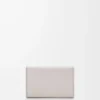 Anagram visitkortshållare i kalvskinn med kornig struktur Light Ghost Grey Anagram visitkortshållare i kalvskinn med kornig struktur Light Ghost Grey